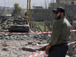 Na snímke muž stojí