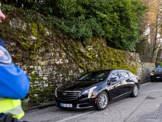 Americká delegácia prichádza do