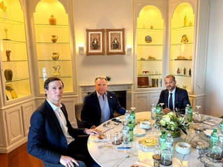 Na snímke ománsky minister