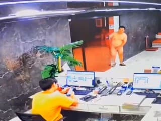 Nahý turista behá po