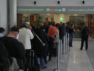 Cestujúci si kontrolujú časy