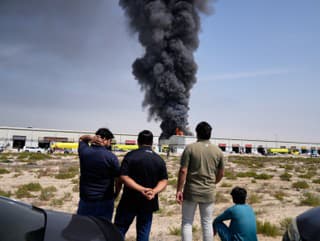 Obyvatelia sledujú plamene a