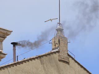 Čierny dym stúpa z