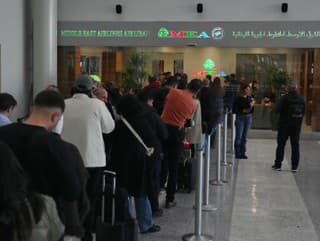 Cestujúci si kontrolujú časy