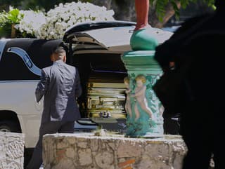 Pohrebný pracovník otvára v