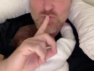 Hudobník šokoval: Ukázal tehotnú