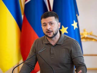 Družba stojí už od