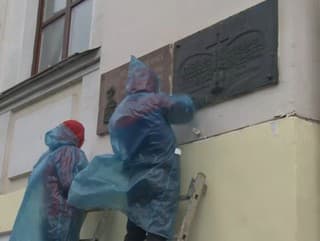 Rusi ODSTRÁNILI pamätnú tabulu