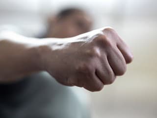 Muž hodil polená po