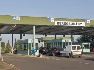 Autá zastavené na colnom