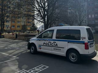 BIZARNOSŤ nad detským ihriskom