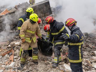 Záchranári a hasiči vynášajú