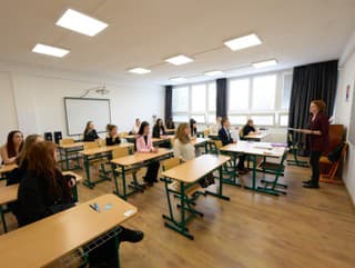 Študenti píšu sloh zo