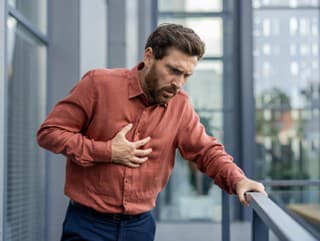 Desaťročia na operačke ho