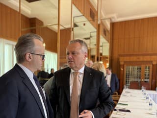 NKÚ aj zamestnávatelia bijú