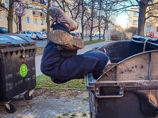 Z kontajnera trčali len