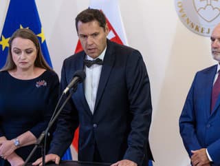 Tlak konsolidácie nečakane spojil