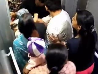 Bábätku sa vo výťahu