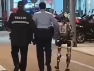 Polícia odviedla robota preč.