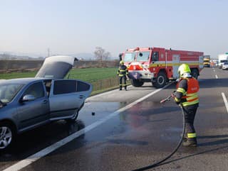 Auto v plameňoch na