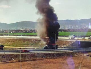 Požiar vozidla na diaľnici