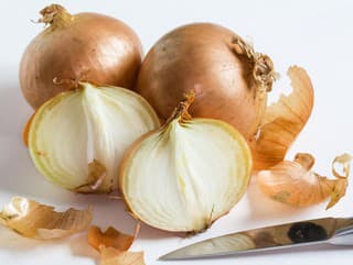 Vyhadzujete šupky z cibule?