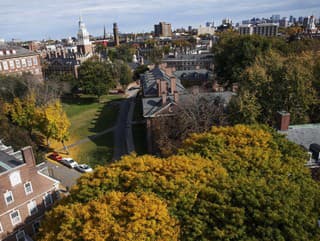 Harvard čelí žalobe z