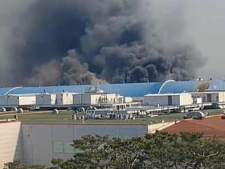 Požiar v továrni na