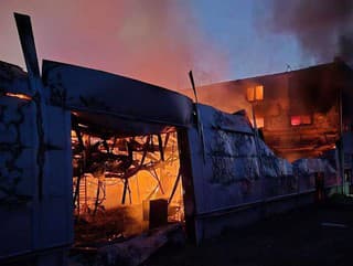 Požiar zbrojovky v Pardubiciach.