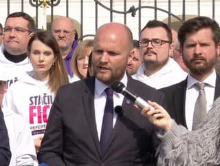 Demokrati žiadajú odchod Fica: