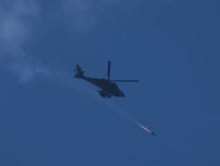 Izraelský vrtuľník Apache vypaľuje