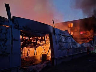 Požiar zbrojovky v Pardubiciach.