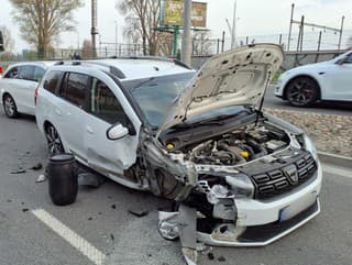 Dopravná nehoda troch áut