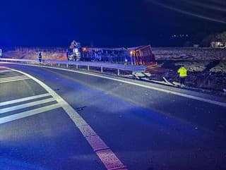 Opitý vodič kamióna prevrátil