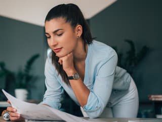 Žena otvorila návod od