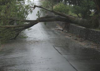 Silný vietor komplikuje situáciu