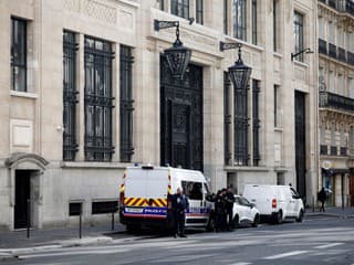 Dráma pred bankou, hrozil