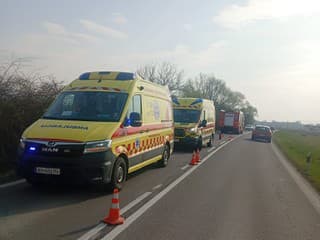 Zrážka dvoch osobných áut: