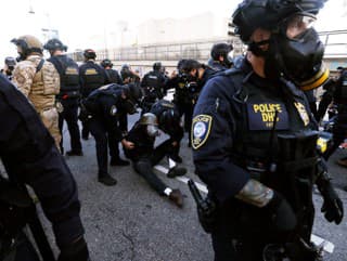 Policajti DHS zadržali protestujúceho