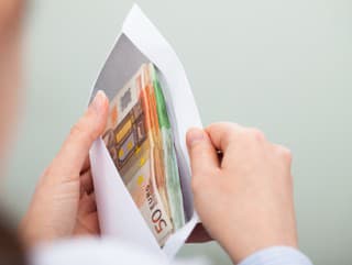 Seniora chceli obrať o