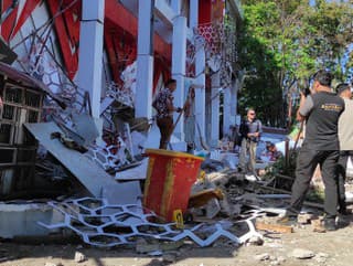 Policajti kontrolujú poškodenú budovu