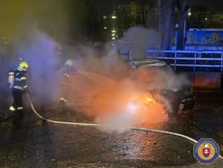 Nočný požiar automobilu v