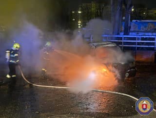 Nočný požiar automobilu v