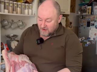 Rudolf Huliak pečie na