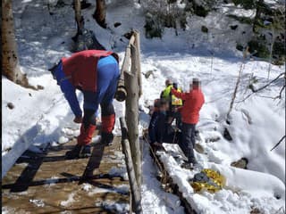 Turista spadol do potoka!