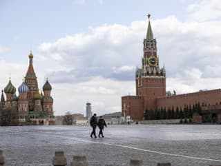 Dvaja policajti hliadkujú na