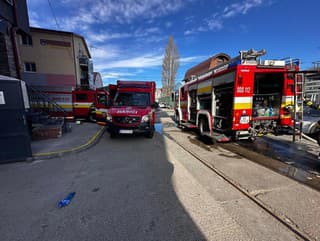 Požiar skladu ohrozil ubytovňu