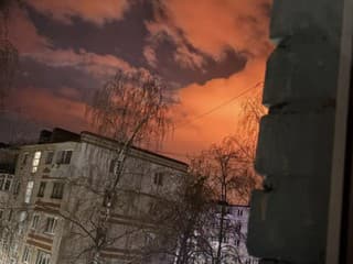 Požiare osvetľujú nočnú oblohu