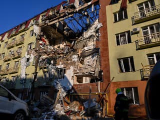 Záchranár zasahuje pred obytnou