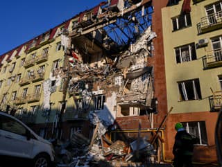 Záchranár zasahuje pred obytnou